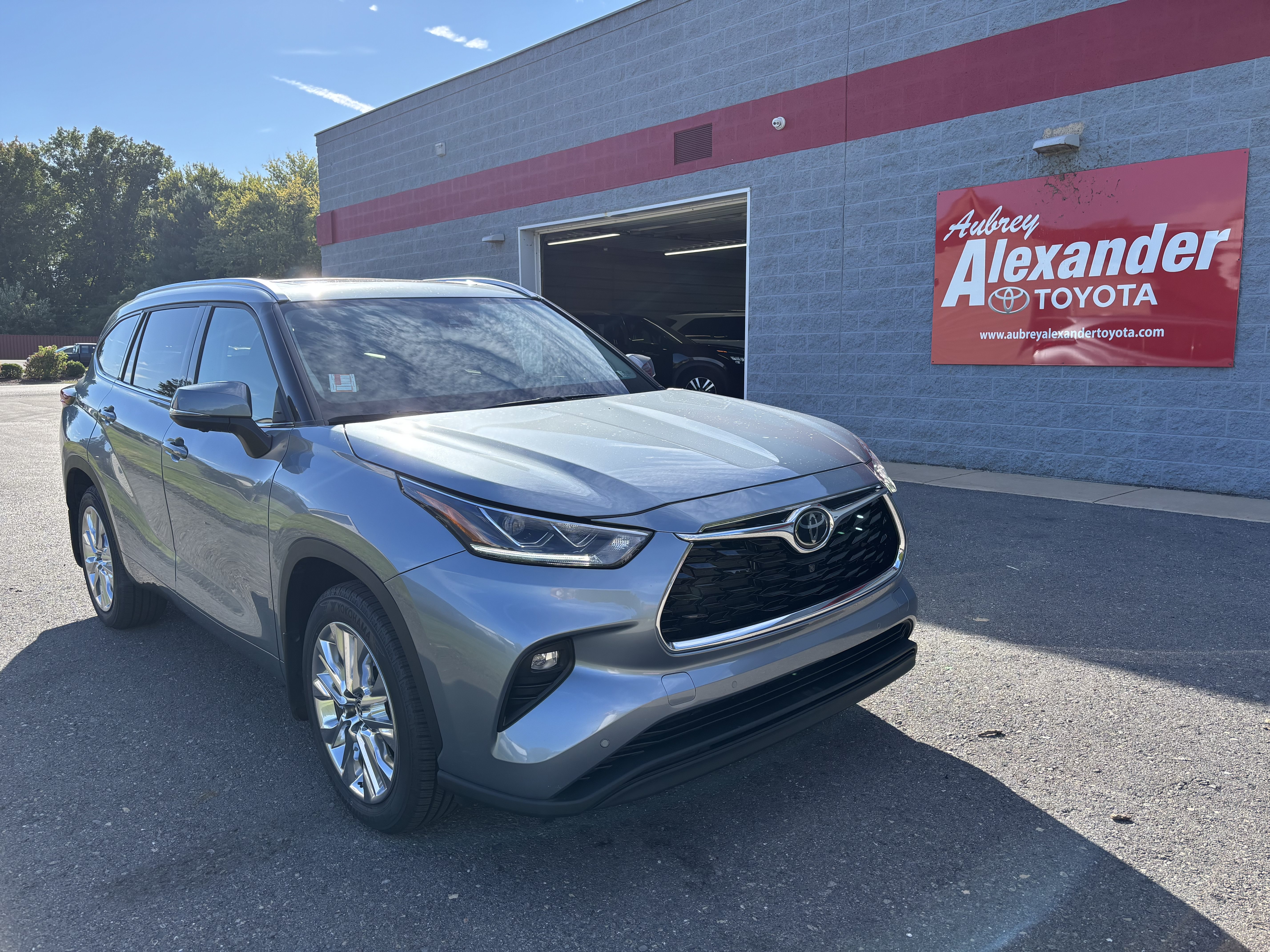Used 2024 Toyota Highlander Limited AWD/4WD image 1