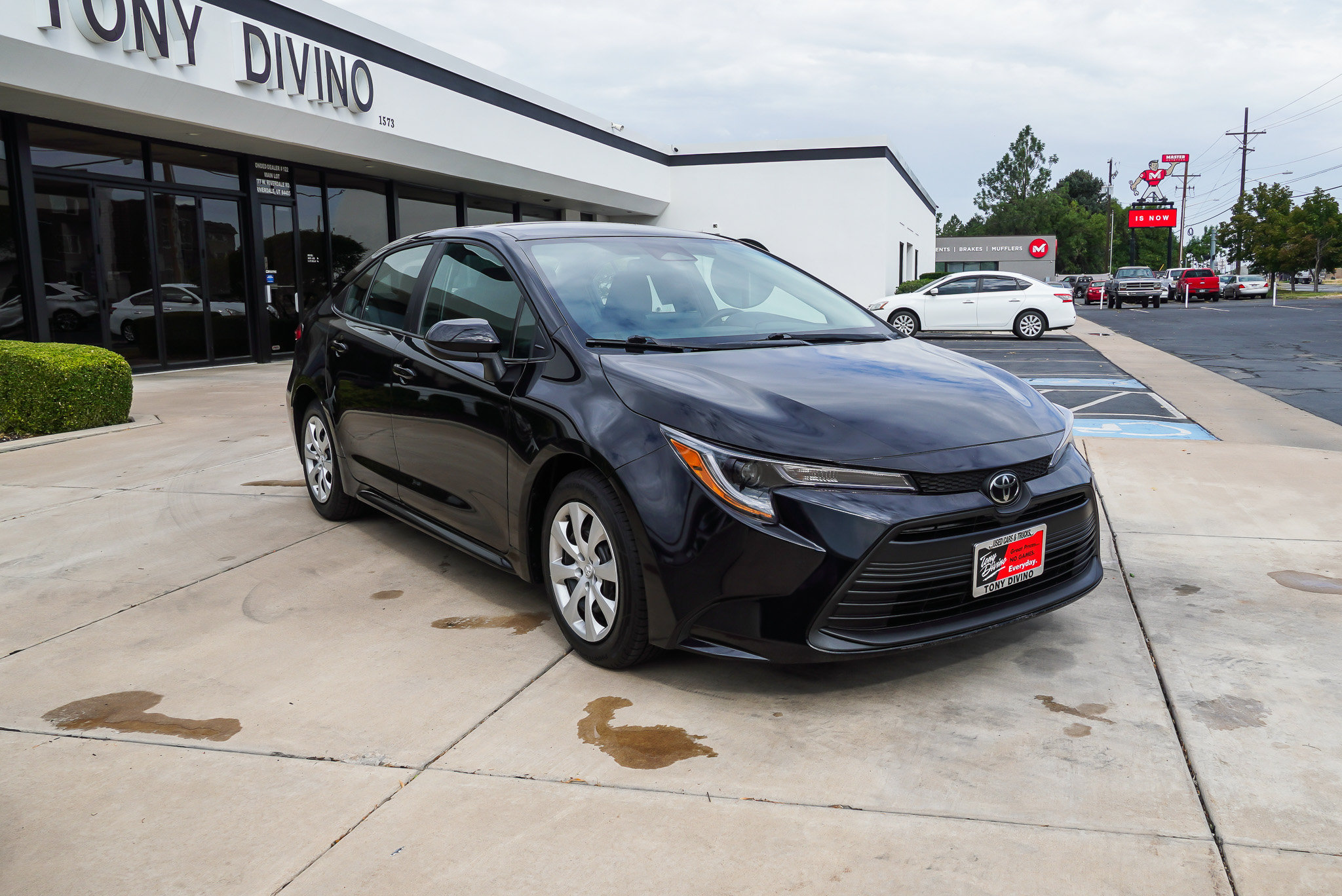 Used 2025 Toyota Corolla LE FWD image 2