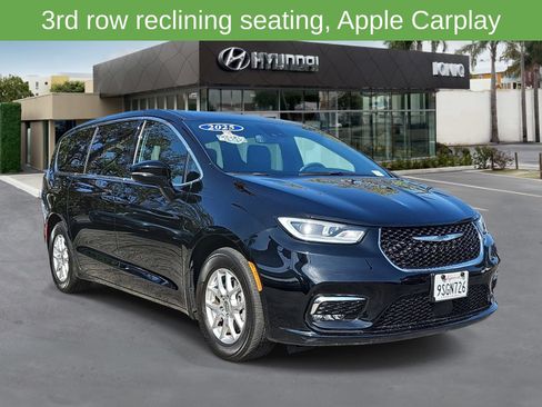 Used 2025 Chrysler Pacifica Select FWD image 1