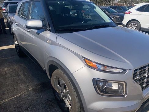 Used 2025 Hyundai Venue SEL image 3