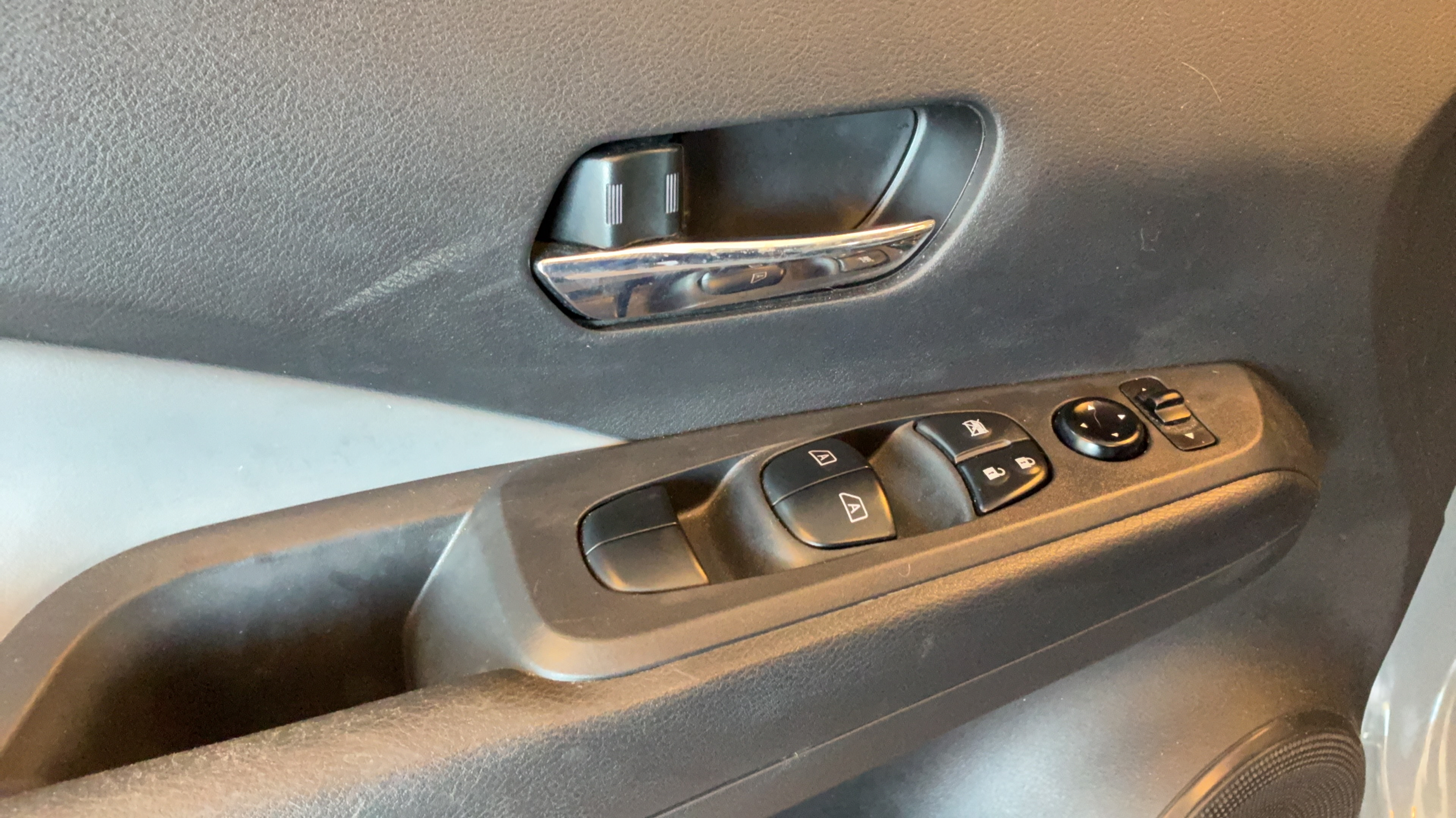 Used 2021 Nissan Kicks SR w/ SR Premium Package FWD image 19