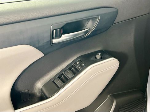 Used 2022 Toyota Highlander XLE image 18