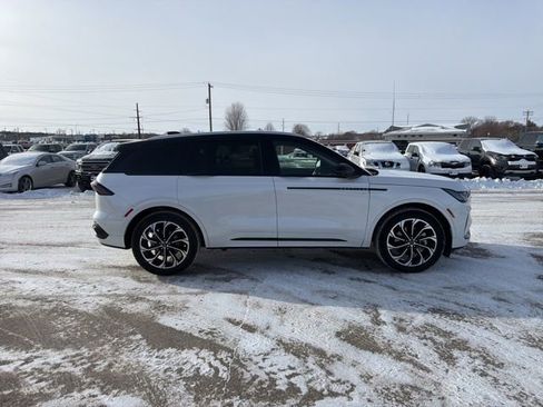 Used 2025 Lincoln Nautilus Reserve image 8