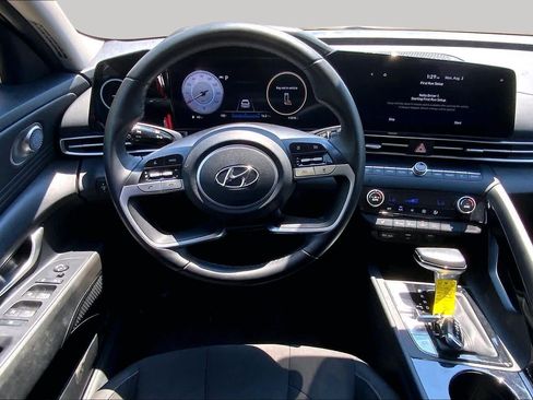 Used 2023 Hyundai Elantra SEL w/ Convenience Package FWD image 6