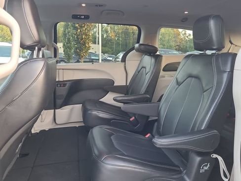 Used 2024 Chrysler Pacifica Touring-L FWD image 13