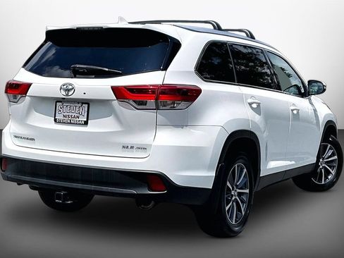 Used 2019 Toyota Highlander XLE AWD/4WD image 6