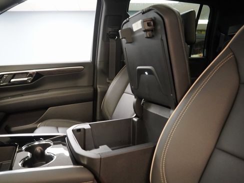 New 2025 Chevrolet Suburban Premier image 9