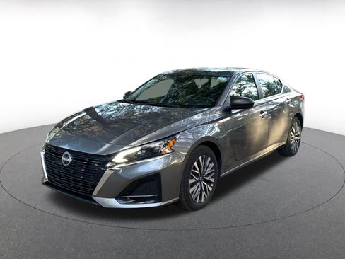 Used 2025 Nissan Altima 2.5 SV image 3