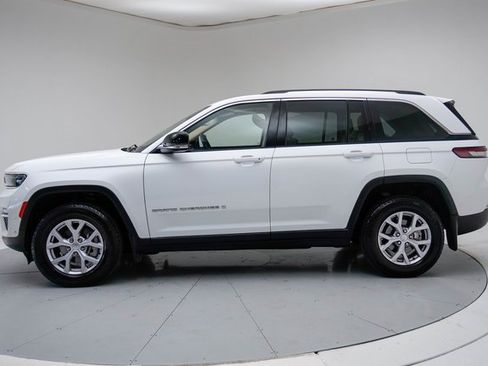 Used 2022 Jeep Grand Cherokee Limited w/ Luxury Tech Group II image 2