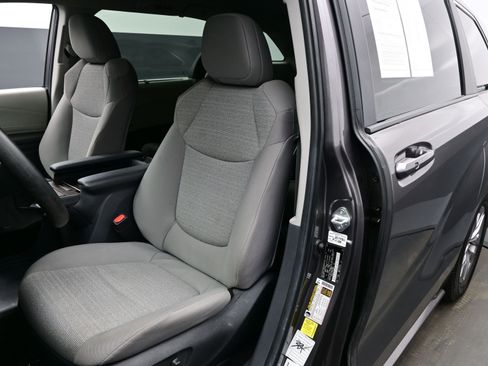 Used 2024 Toyota Sienna LE image 12