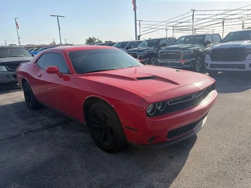 Used 2022 Dodge Challenger SXT RWD image 1