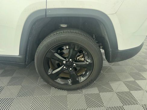 Used 2023 Jeep Grand Cherokee Altitude AWD/4WD image 13