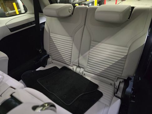 Used 2025 Land Rover Discovery S image 33