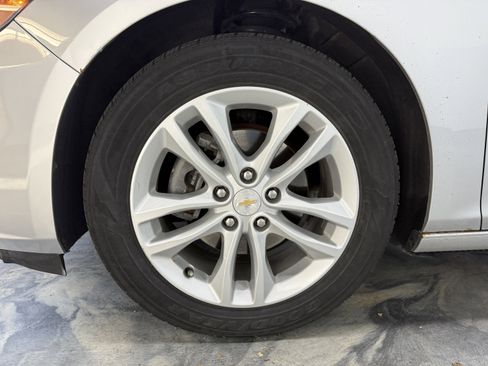 Used 2018 Chevrolet Malibu LT image 25