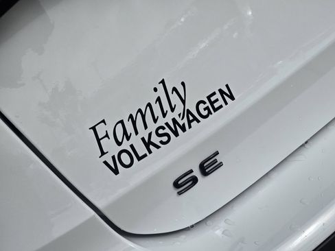 New 2026 Volkswagen Taos SE FWD image 8