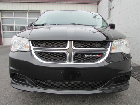 Used 2016 Dodge Grand Caravan SXT w/ UConnect Hands-Free Group image 2