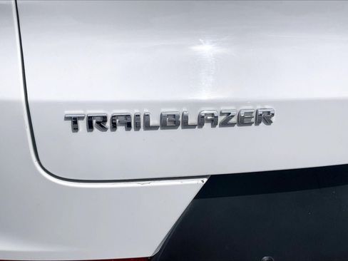Used 2022 Chevrolet TrailBlazer LT w/ Confidence II Package FWD image 8