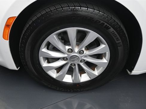 Used 2018 Chrysler Pacifica Touring-L FWD image 15