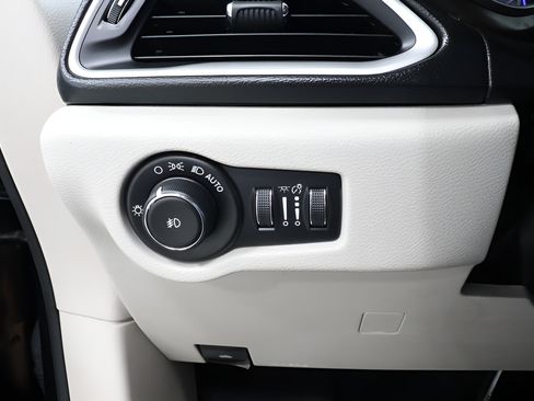 Used 2018 Chrysler Pacifica Touring-L FWD image 18