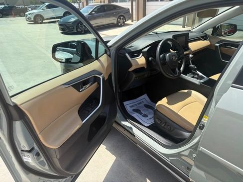 Used 2022 Toyota RAV4 XLE Premium FWD image 10