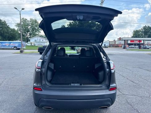 Used 2019 Jeep Cherokee Latitude Plus w/ Comfort/Convenience Group AWD/4WD image 8