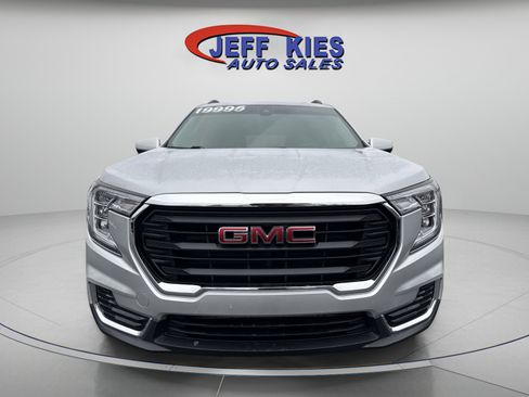 Used 2022 GMC Terrain SLE w/ Driver Convenience Package image 2