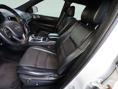 Used 2019 Jeep Grand Cherokee Laredo w/ Laredo X Package RWD image 11