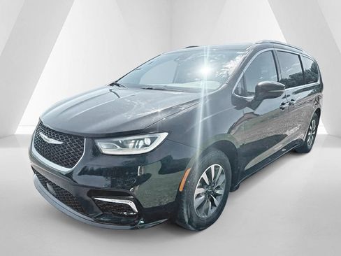 Used 2021 Chrysler Pacifica Touring-L FWD image 3