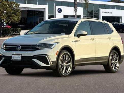 Used 2022 Volkswagen Tiguan SE w/ Panoramic Sunroof Package image 8