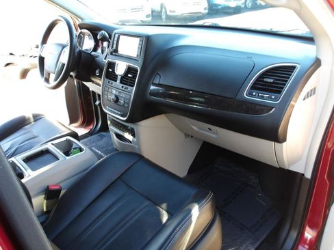 Used 2013 Chrysler Town & Country Touring-L w/ Entertainment Group #2 FWD image 16