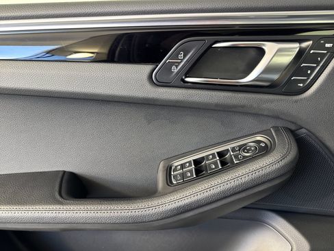Certified 2022 Porsche Macan AWD/4WD image 12