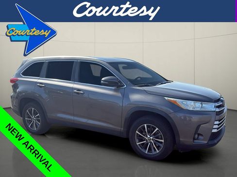 Used 2019 Toyota Highlander XLE FWD image 1