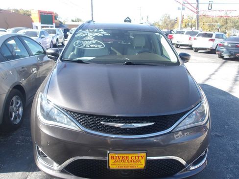 Used 2018 Chrysler Pacifica Touring-L w/ Advanced Safetytec Group image 2