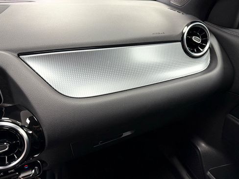 Used 2021 Mercedes-Benz GLA 250 4MATIC w/ Premium Package image 24