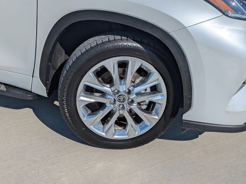 Used 2023 Toyota Highlander Limited image 9