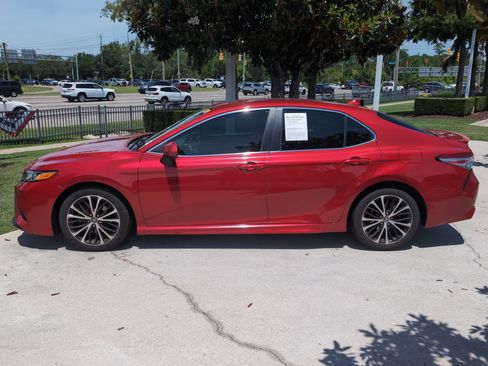 Used 2019 Toyota Camry SE FWD image 7