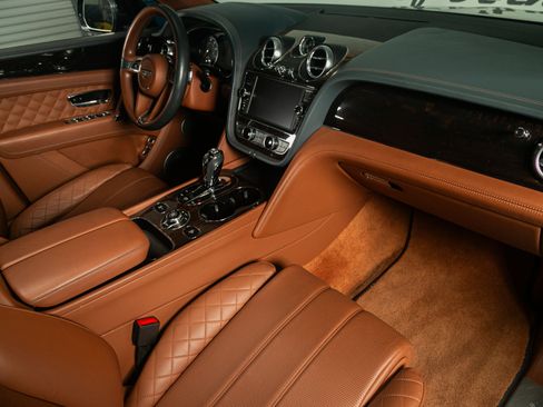 Used 2019 Bentley Bentayga image 23