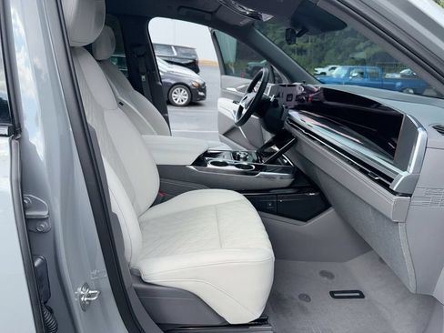 Used 2026 Cadillac Escalade IQL Sport 1 w/ LPO, ONYX Package AWD/4WD image 32