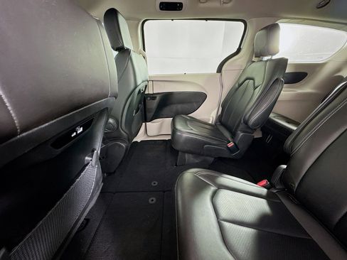 Used 2023 Chrysler Pacifica Touring-L image 24