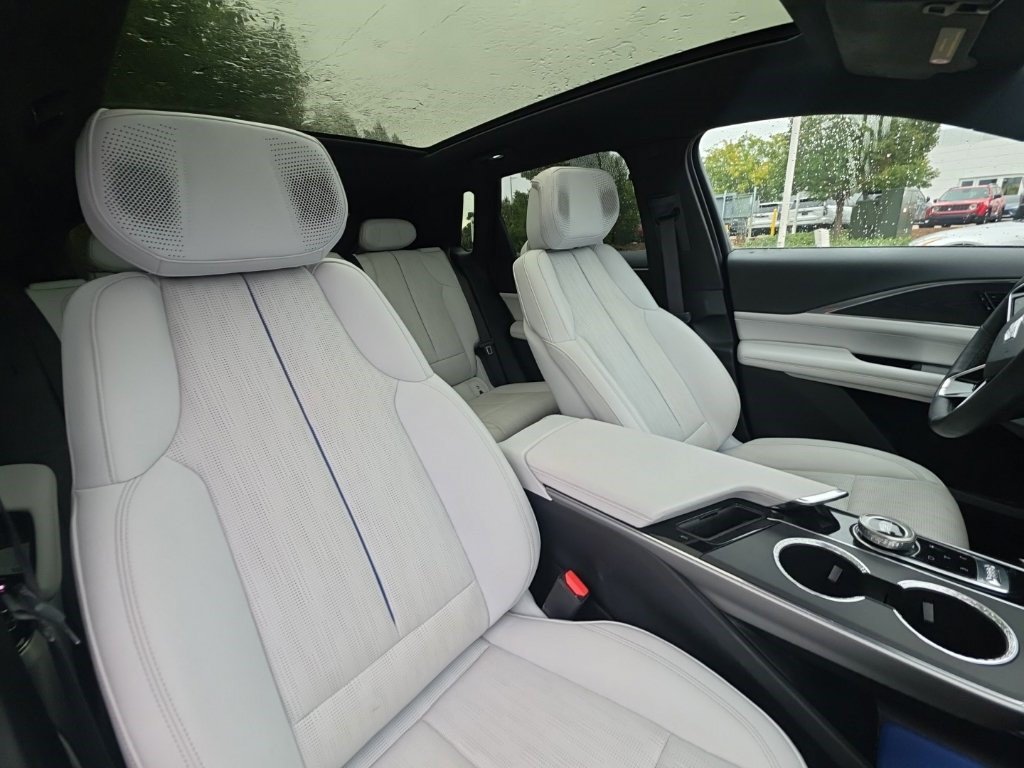 Used 2024 Cadillac Lyriq Luxury AWD/4WD image 24