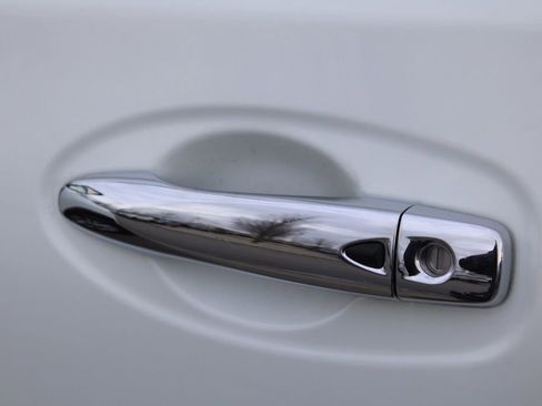 Used 2016 Nissan Rogue SV image 15