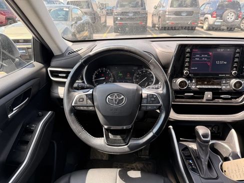 Used 2021 Toyota Highlander XLE AWD/4WD image 13