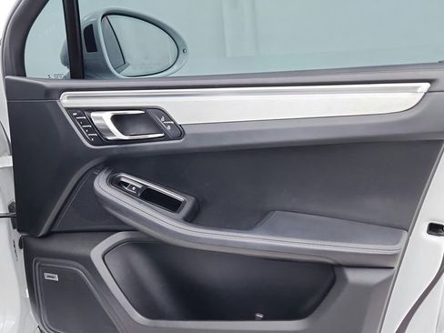 Used 2020 Porsche Macan Turbo image 23