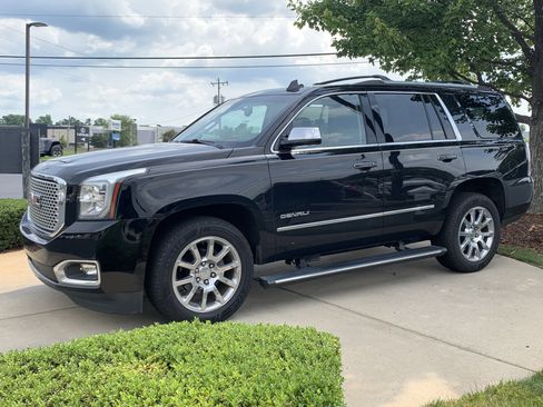 Used 2015 GMC Yukon Denali w/ Premium Package AWD/4WD image 2
