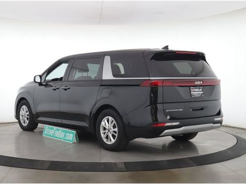 Used 2022 Kia Carnival LX FWD image 8