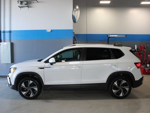 Used 2024 Volkswagen Taos SE w/ Panoramic Sunroof Package AWD/4WD image 11