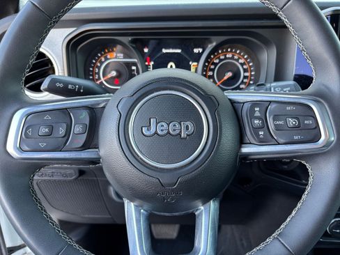 Used 2025 Jeep Wrangler Unlimited Sahara AWD/4WD image 28