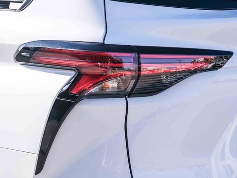 Certified 2024 Toyota Sienna XSE w/ XSE Premium Package FWD image 7