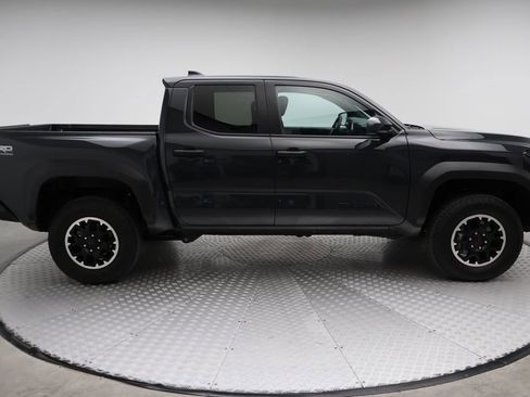 Certified 2025 Toyota Tacoma TRD Off-Road image 7