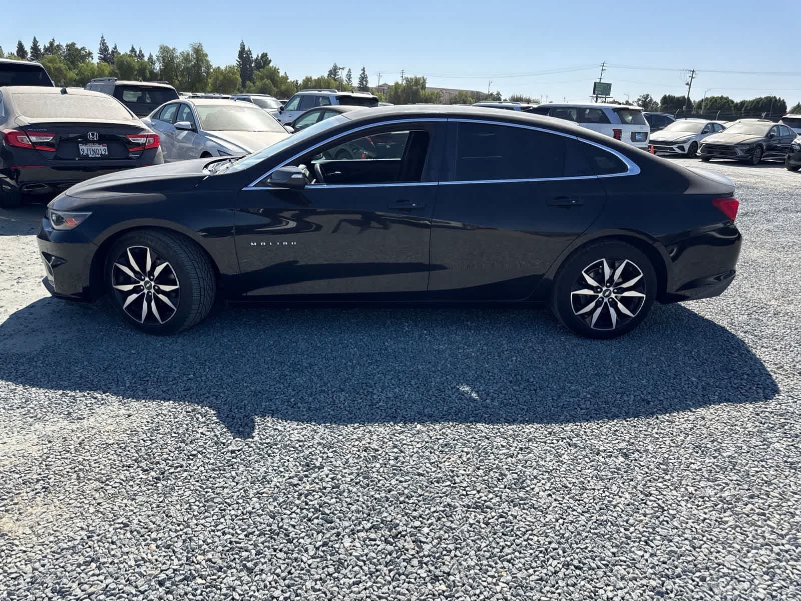 Used 2017 Chevrolet Malibu LT w/ Leather Package FWD image 8